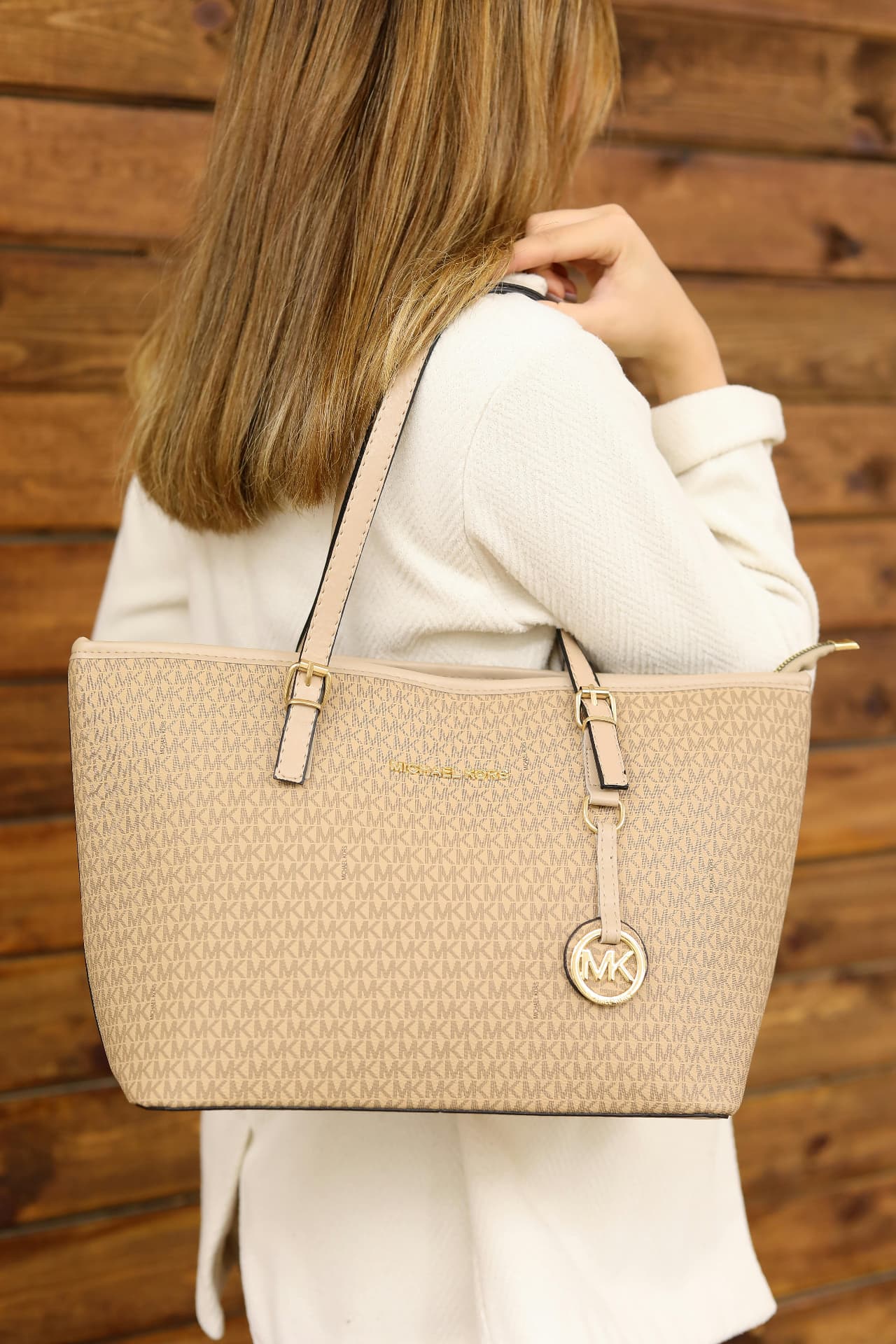 Michael Kors Signature Voyager Medium Crossgrain Leather Tote Bag - Beige/Vanilla (Michael Kors Model)